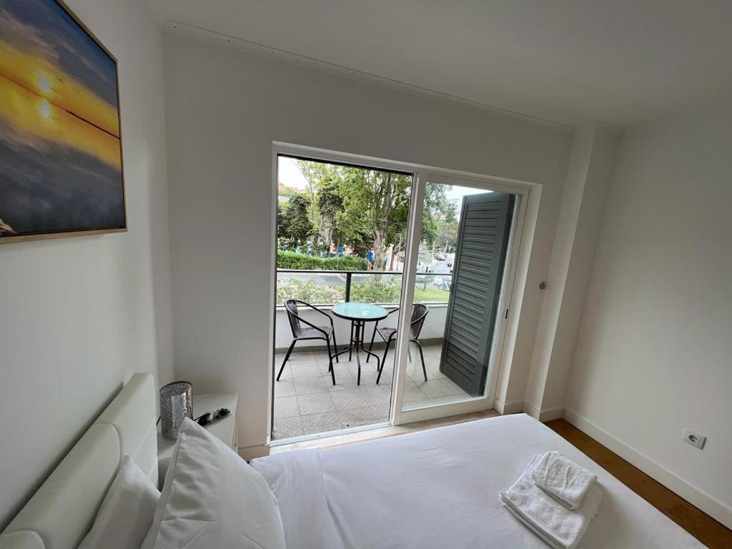 Oieras Beach Suite 2 - Large Double Room With En-Suite Bathroom And Balcony Oeiras Eksteriør billede